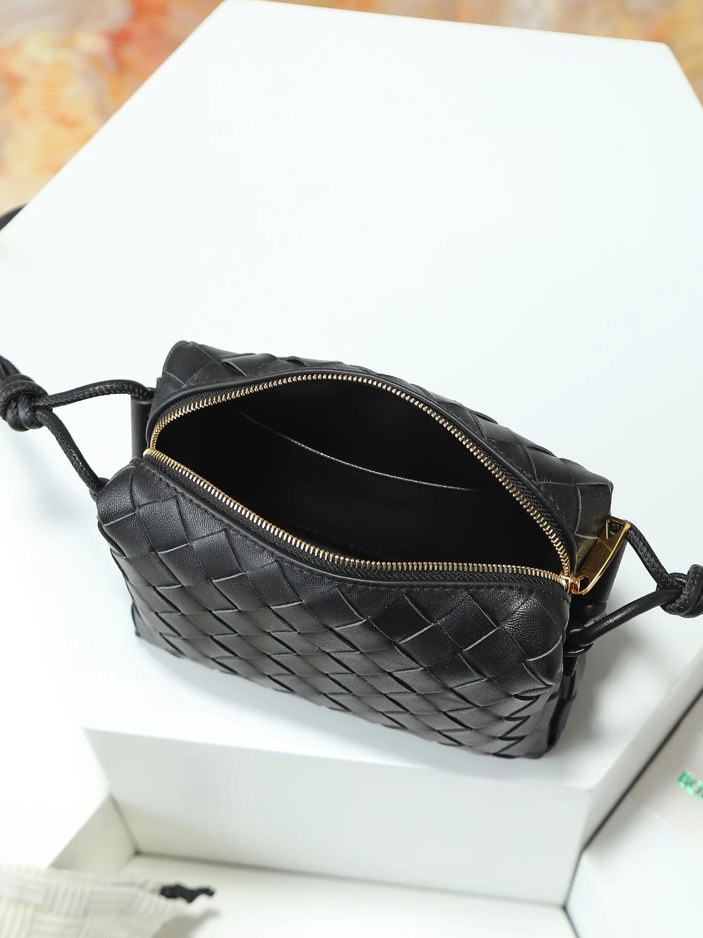 Batch 1300. 𝗕𝗼𝘁𝘁𝗲𝗴𝗮 𝗩𝗲𝗻𝗲𝘁𝗮———— The latest version of the loop camera bag💥 at the BV King of Cost-Effectiveness counter, large woven texture➕As always, ultra-high-quality lambskin, with zippers and adjustable drawstrings, it is especially suitable for the belly💫It can fit anything, and it is very light in weight. It is suitable for girls of all ages. Size: 17*10*6 Style number: 680254